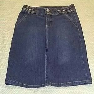 💜 Modest length dark denim skirt